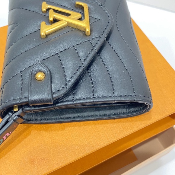 LOUIS VUITTON
Black Leather New Wave Compact Wallet - Picture 4 of 14